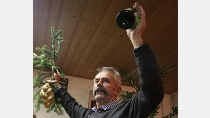 Bild: mrr
Ehrenmitglied Richard Drick bringt mit vollem Einsatz bei der Christbaumversteigerung der Schützengesellschaft Edelweiß Wolfsbach Waren an den Mann und die Frau.