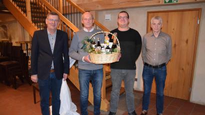 Bild: bö
Nach 38 Dienstjahren beim Zweckverband zur Wasserversorgung der Vils-Naab-Gruppe geht Wassermeister Josef Dirmeier (Zweiter von links) in den Ruhrstand. Mit dabei Zweckverbandsvorsitzender Peter Braun (links), Dirmeiers Nachfolger Marco Deml (Zweiter von rechts) und der stellvertretende Zweckverbandsvorsitzende Josef Auer.