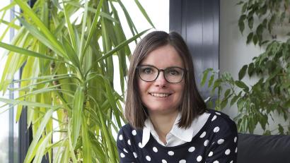 Bild: Judith Holz/exb
Manuela Lippert kann wieder lachen. Wegen einer seltenen Erkrankung hat sie ihre Segel medizinisch neu gesetzt und gibt ihr Wissen nun an Menschen weiter, die ihre Lebensqualität verbessern möchten.