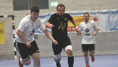 Archivbild: otr
Der SV Waldau (dunkle Trikots) und die SpVgg Vohenstrauß standen sich bei den letzten Futsal-Kreismeisterschaften im Finale gegenüber. Dabei siegte Waldau überraschend mit 1:0. Am Samstag, 13. Januar 2024, folgt die Neuauflage der Kreistitelkämpfe.