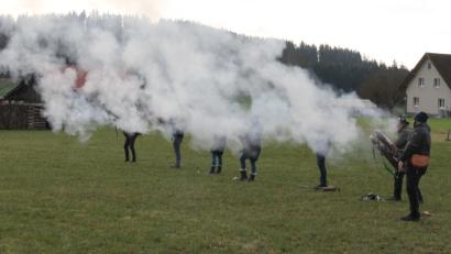 Bild: dl
Lautstark schießt die Böllergruppe des VPC Thanstein das neue Jahr an.