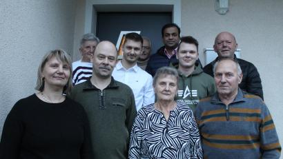 Bild: soj
Christa Schiener (vorne) mit Ehemann Georg sowie Tochter Heike Lang (von links) und Schwiegersohn Andreas Lang. Ebenso gratulierten (hinten, von links) Schwester Anita Reger, Enkelkind Marco Lang, Trachtenvereinsvorsitzender Hans-Jürgen Enders, Pfarrer Pater Anish George, Enkelkind Jannick Lang und CSU-Vorsitzender Josef Söllner.