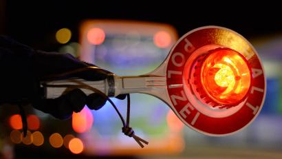 Symbolbild: Patrick Seeger /dpa
Die Polizei Marktredwitz kontrollierte einen 20-jährigen Autofahrer. Im Wagen fanden sie Softairwaffen und einen Teleskopschlagstock. Zudem zeigte der 20-jährige "drogentypische Auffälligkeiten".