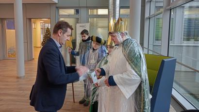 Bild: shl
Die Sternsinger der Pfarrei St. Josef besuchten am Dienstag Oberpfalz-Medien. Lothar Kaiser, Leiter Einkauf, überreicht eine Spende.