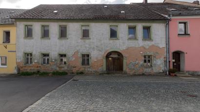 Bild: tr
Eine hitzige Diskussion lieferte sich der Stadtrat darüber, dass die Kommunal GmbH Miteigentümer des Ackerbürgerhaus werden soll. Grund ist eine Förderung, die sonst wegfallen könnte. Einige Räte bezweifeln, dass die Finanzierung auf einem soliden Fundament basiert.