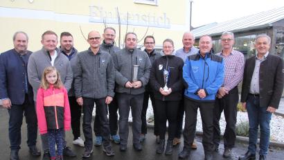 Bild: kro
Das Siegerfoto zum Landkreispokal der Eisstockschützen: (von links) Dritter Bürgermeister Josef Schwägerl, Turnierleiter Andreas Reichl mit Tochter, Turnierleiter Philipp Weiß, Matthias Schnurrer, Christian Stark, Thomas Klein, Gerald Schnurrer (alle SF Kondrau), Tanja Gallitzendörfer, Gottfried Härtl, Walter Trottmann, Norbert Härtl (alle Dorfgemeinschaft Frauenreuth) und Landrat Roland Grillmeier.