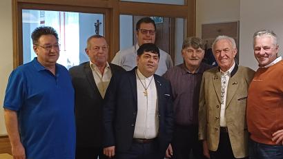 Bild: obl
Josef Scheck (Zweiter von rechts) mit den Gratulanten zu seinem Geburtstag (von links): Uwe Fischer (SRK Michelfeld), Wilhelm Hirsch (Obmann Schiedsrichter-Gruppe Weiden), Martin Köppl (hinten, SpVgg Moosbach), Pater Ivan Hamburg (Pfarrei Michelfeld), Christian Schatz (Flembachkickers Steinamwasser) und Karl Merkl (ASV Michelfeld).