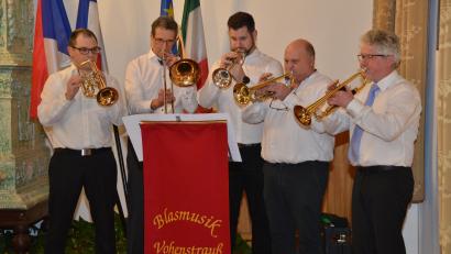 Bild: dob
Kapellmeister Johannes Gruber (rechts) hat eigens die Jubiläumsfanfare "900 Jahre Vohenstrauß" komponiert, mit der das Neujahrskonzert im Rathaussaal eröffnet wird.