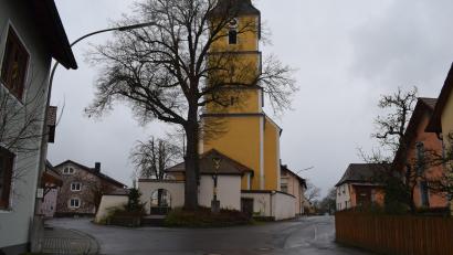 Bild: bnr
Die Dorferneuerung Neunaigen verlagert ihre Baumaßnahmen in den Orftskern rund um die Kirche St. Vitus. Der Baubeginn ist noch völlig offen.