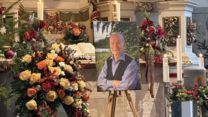 Bild: slu
Während des Trauergottesdienstes für Otto Lehner in der Kirche von Regnitzlosau wurde mit einem Bild an den Oberviechtacher Ehrenbürger erinnert.