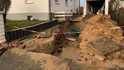 Bild: Stephan Huber
Im Hof von Tobias Trettenbach sieht es aus, als hätte eine Bombe eingeschlagen. Das Kanalrohr musste vorläufig entfernt werden, weil darüber immer wieder das Wasser vom Straßenkanal ins Haus zurückgedrückt wurde.