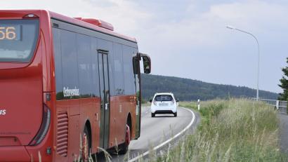 Symbolbild: Petra Hartl
Die Busanbindung an den Landkreis Cham aus dem Schönseer Land wird ab März verbessert.
