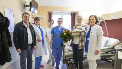 Bild: Michael Vogl/exb
Freudiger Moment der Verbundenheit: Chefärztin Dr. Susanne Merl, Hebamme Celine Michalke, stellvertretende Stationsleitung Anna Prey, Assistenzärztin Christine Schröppel sowie Michael Enzmann, stellvertretender Geschäftsführer m(von rechts) , gratulieren der Mutter Jaqueline Gottfried (Zweiter von rechts) mit Baby Mia mit einem Blumenstrauß.