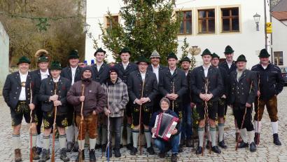 Bild: jp
Die Goaßlschnalzer des Kastler Trachtenvereins „Sechs Lilien" Kastl mit ihrer Musikantin Michaela (Mitte) setzen die 40-jährige Tradition des Neujahrsanschnalzens am Kastler Marktplatz fort.