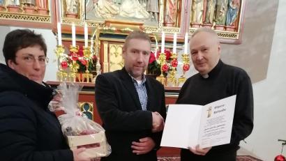 Bild: Pfarramt Tirschenreuth/exb
Mesner Gerald Schultes (Mitte) ist seit 25 Jahren im Dienst. Pfarrgemeinderatssprecherin Edith Schön und Stadtpfarrer Georg Flierl bedankten sich bei ihm.