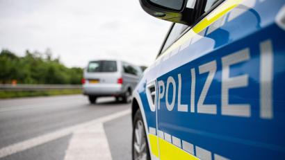 Bild: Guido Kirchner/dpa/Symbolbild
Die österreichische Polizei hat nahe Salzburg einen 26-jährigen Raser gestoppt und ihm umgehend die Autoschlüssel abgenommen.