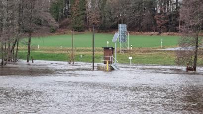 Bild: kaz
Weiterhin sorgen Niederschläge für neues Wasser auf Böden und in Flüssen. Die Messstelle der Fichtelnaab in Erbendorf war durch das Hochwasser von allen Seiten von Wasser umgeben.
