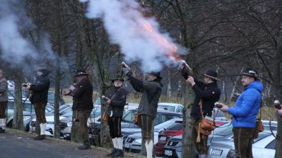 Bild: kro
Krachen ließen es die Böllerschützen der "Ringelstein"-Schützen Ottengrün am Neujahrstag in Bad Neualbenreuth beim Grenzlandturm.