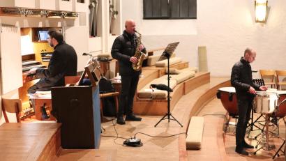 Bild: cog
Dekanatskantor Gerd Hennecke an der Orgel, Saxophonist Stefan Frank und Schlagwerker Philipp Senft (von links) ließen beim Silvesterkonzert in der Christuskirche hinter ihrer Musik so manchen Schalk aufblitzen.