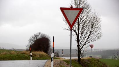 Bild: bkr
Die Gemeinde hat an der Straße von Ahornberg nach Poppenberg schon ein neues „Vorfahrt achten“-Schild aufgestellt.