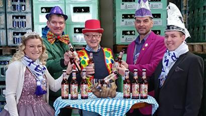 Bild: Mitterteicher Gaudiwurm/exb
Die Präsentation des „Gaudibiers“ mit dem Mitterteicher Prinzenpaar Anja I. und Vinzenz I., Gaudiwurm-Vorsitzendem Michael Zintl (Zweiter von rechts), Brauerei-Geschäftsführer Michael Hösl (Mitte) und Produktionsleiter Jens Tschinkl (Zweiter von links).