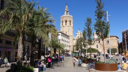 Bild: Andreas Drouve/dpa
Begrünt und nun verkehrsberuhigt: der Platz vor der Kathedrale von Valencia, der Catedral de Santa María de Valencia.