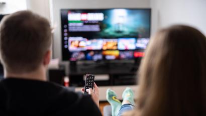Symbolbild: Daniel Reinhardt/dpa
Der Streaming-Anbieter Amazon Prime stellt seine Kunden vor die Wahl: Wer den Aufpreis nicht zahlen möchte, muss ab Anfang Februar mit Werbung leben.