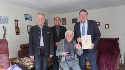 Bild: rha
Zum 90. Geburtstag gratulieren dem „besten Nachtwächter der Welt“ Bürgermeister Hans-Martin Schertl (rechts), sein Stellvertreter Thorsten Grädler (links) und Pater Jimmy Joseph (hinten).