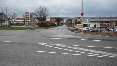 Bild: jr
Die Carl-Zeiss-Straße (hinten, Mitte) im Mitterteicher Industriegebiet Birkigt wird heuer auf einer Länge von 850 Metern ausgebaut und um einen Fuß- und Radweg ergänzt. Kurz vor der Abzweigung von der Wiesauer Straße her kommend wird auf der Staatsstraße (vorne) ein Fahrbahnteiler als Querungshilfe geschaffen. Die Maßnahmen stehen im Zusammenhang mit den Neubauten von Aldi und Rossman (rechts).