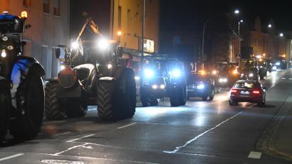 Bild: gf
Bauernprotest in Amberg. Am 30. Dezember waren Landwirte mit ihren Maschinen auf den Straßen in und um Amberg unterwegs. Am Montag, 8. Januar, treffen sich die Bauern erneut um 9 Uhr auf dem Dultplatz zur Protestfahrt.