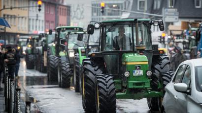 Symbolbild: Christian Knieps/dpa
Am Montag werden Autos, aber auch Traktoren und Lastwagen die Weidener Straßen und die B22 für eine Demo verstopfen.