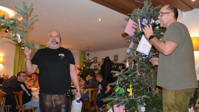 Bild: gi
Bestens meistern Mario Hochholzer (rechts) und Marco Kühn (links) die Christbaumversteigerung des Waldvereins Moosbach.