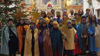 Bild: mas
Sternsinger ziehen in Störnstein in fünf Gruppen von Haus zu Haus