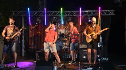 Bild: ens
Die "404 Whizzkids" haben eine langen Tag hinter sich. Vor ihrem Auftritt beim "Open Sound Festival" spielten sie bereits beim Altstadtfest in Neumarkt.