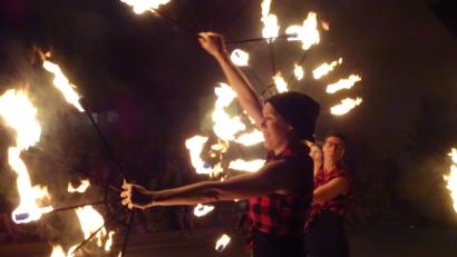 Archivbild: Houschka
Feuer und Flamme für Fensterbach: Von den Feierlichkeiten zum 50-Jährigen Bestehen der Gemeinde wird ganz besonders die nach Einbruch der Dunkelheit inszenierte Show in Erinnerung bleiben.