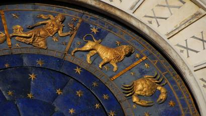 Symbolbild: Cristiano Fronteddu – stock.adobe.com
Die Tierkreiszeichen Jungfrau, Löwe und Krebs in einer Detailansicht des Uhrenturms aus dem 15. Jahrhundert auf dem Markusplatz in Venedig.