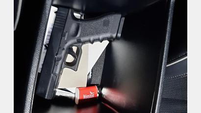 Bild: Bundespolizei
In Tschechien gekauft, in Deutschland beschlagnahmt: Ein Grieche wollte diese Waffe in der Mittelkonsole seines Wagens einführen.