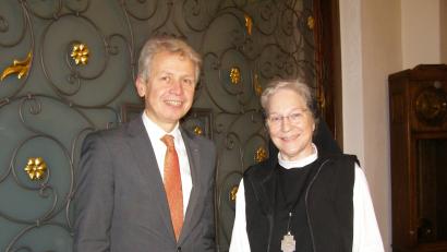 Bild: pz
Äbtissin M. Laetitia Fech (im Bild mit Präsident Prof. Dr. Clemens Bulitta) ist in den Hochschulrat der OTH Amberg-Weiden berufen worden. Das Gremium traf sich kürzlich in der Abtei Waldsassen zur Strategieklausur.