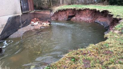 Bild: Konrad Götz/exb
Am Bitumenanstrich ist zu erkennen, bis auf welche Höhe die Erde angefüllt war. Mehrere Kubikmeter Erde wurden durch das Hochwasser der vergangenen Tage einfach weggespült.