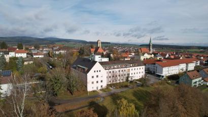 Bild: rw
Die Steinwaldklinik ist seit 1996 im ehemaligen Krankenhaus Erbendorf untergebracht. Wegen baulicher Defizite soll die Reha bis in zwei Jahren eine neue Heimat im Krankenhaus Tirschenreuth finden.