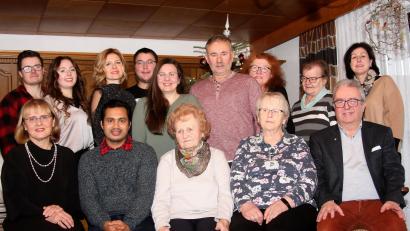 Bild: wro
Die Schönfelderin Theresia Maierhöfer (sitzend, Dritte von links) feierte mit der Familie und vielen weiteren Gästen ihren 90. Geburtstag.