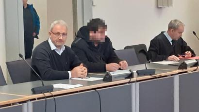 Bild: Wolfgang Fischer
Der Geisterfahrer in der Mitte sitzend, zwischen seinem Verteidiger (rechts) und einem Dolmetscher (links).