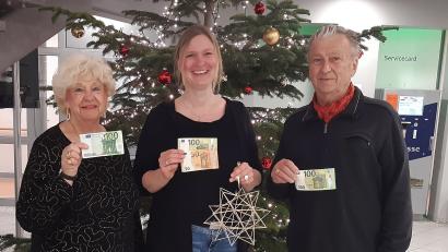 Bild: Klinikum/Uschold/exb
Das Ehepaar Mohr übergab die Spende über 350 Euro samt hübschem Zahnstocher-Stern an Dr. Sonja Gromer (Mitte) vom Kinderpalliativteam.