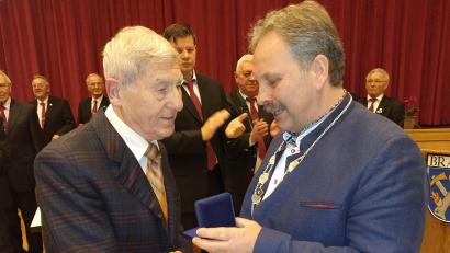 Bild: ld
Altbürgermeister Ludwig König (links) wurde mit der Bürgermedaille ausgezeichnet, die ihm sein Nachfolger Bernhard Schindler überreichte.