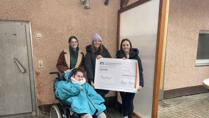 Bild: Florian Krieglsteiner/exb
Das Bild zeigt (von links) Vorsitzende Eva Wuttke mit ihrer Schwester Marie, Julia Kempf und Hannah Seitz-Hartwich bei der Spendenübergabe (von links).