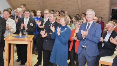Bild: no
Viele Bekannte Gesichter aus Politik, Kirche und Vereinen folgten der Einladung von Bürgermeister Dieter Dehling ins Feuerwehrhaus.