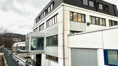 Bild: Gabi Schönberger
Die Produktionsstätte von 595 Solutions in Flossenbürg befindet sich seit 2022 in den ehemaligen Hallen von Schulte & Schmidt.