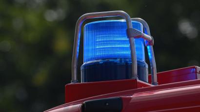 Bild: Robert Michael/dpa-Zentralbild/ZB/Symbolbild
Ein Blaulicht leuchtet auf dem Dach eines Einsatzfahrzeugs der Feuerwehr.
