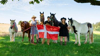 Bild: exb/Mandry
Die drei Auswanderer Stefanie und Mario Mandry sowie Nathalie Gallitzdörfer (von links) zeigen Flagge für ihre neue Heimat Dänemark. Ihre fünf Pferde sind im Herbst mit von Letzau nach Vojens umgezogen.