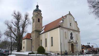 Bild: rn
Seit 250 Jahren steht die Maria-Hilf-Bergkirche vor dem ehemaligen Nordtor der Stadt. Der Turm kam erst 1906 dazu.